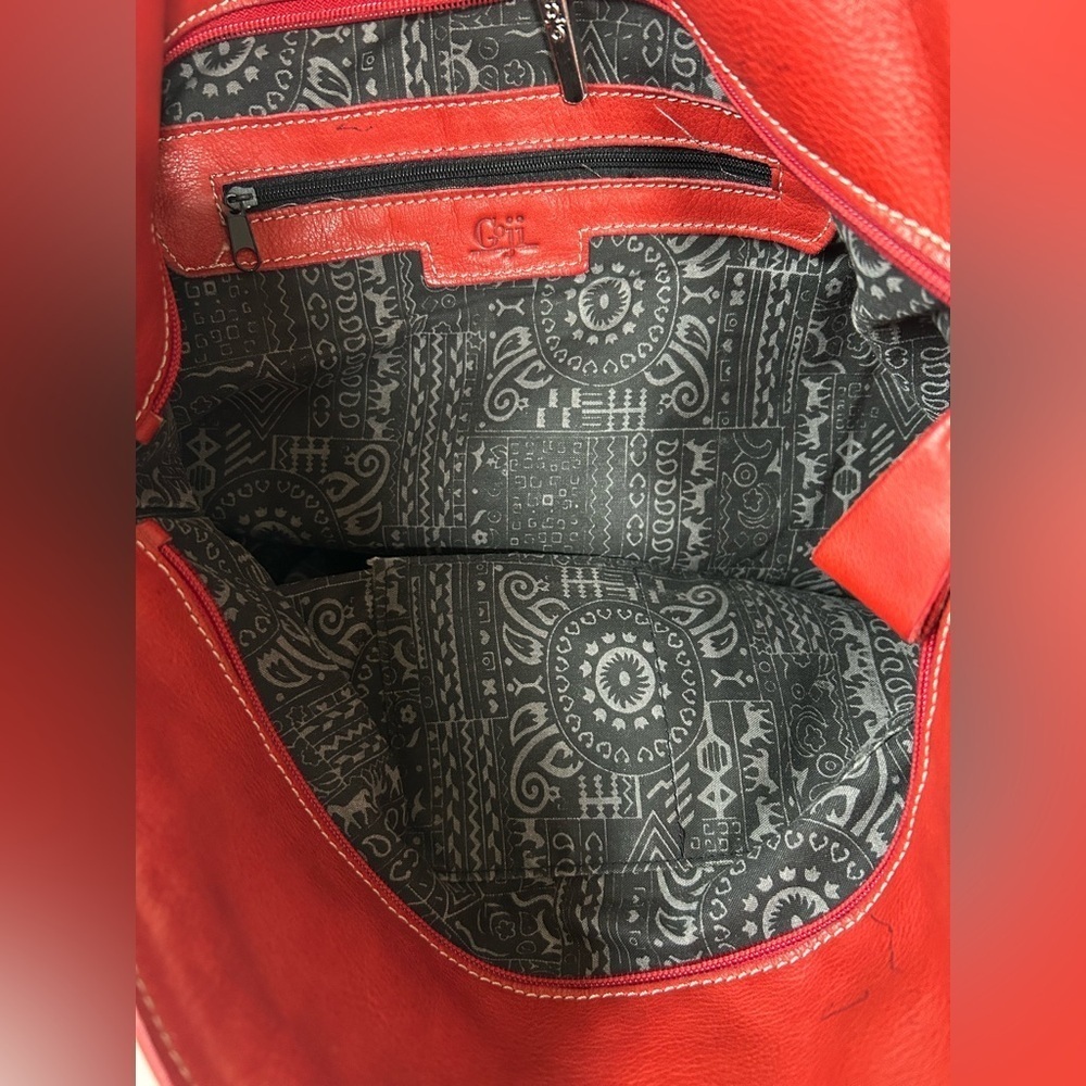 GOJI BRICK RED GENUINE LEATHER HOBO BAG. BRASS HARDWARE, RED ZIP. - Picture 5 of 8